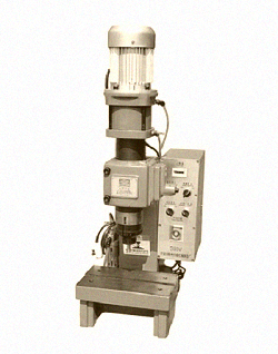 氣壓鉚接機(jī)在使用時(shí)要注意哪些事項(xiàng)？