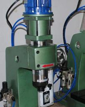 為什么氣壓鉚接機使用中鉚釘會發(fā)燙？