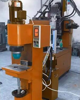 鉚接機廠家有哪些規(guī)格型號?