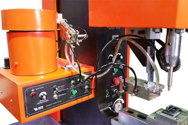 自動(dòng)送料鉚接機(jī)不僅安裝方便且提高生產(chǎn)效率！